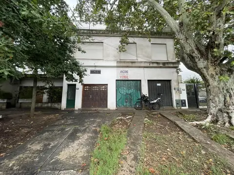 CASA CON LOCALES Y FONDO LIBRE EN VENTA