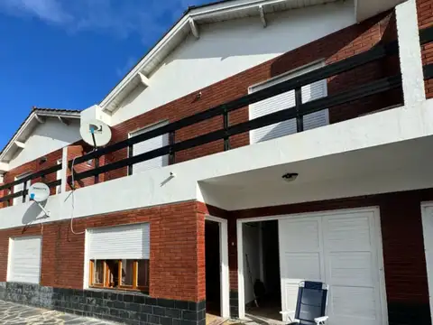 CÓMODO DÚPLEX 3 HABITACIONES COCHERA CUBIERTA 2 CUADRAS DEL MAR