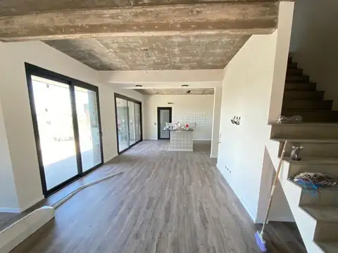 Casa 4 ambientes con 2 baños