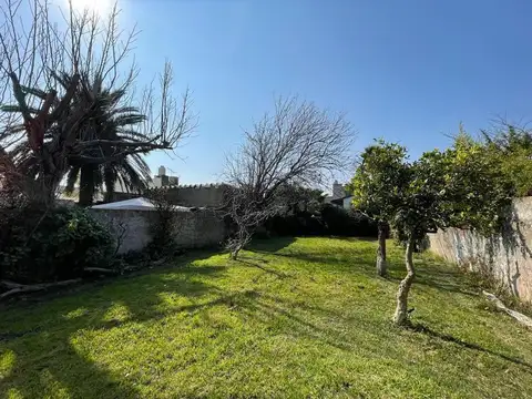 EXCELENTE CASA CON AMPLIO TERRENO AL FONDO Y JARDÍN AL FTE.