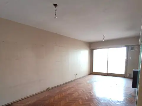 4 AMB C/ BALCON, 80 MTS TOT + BAULERA EN SUBSUELO, MUY LUMINOSO Y VENTILADO, EDIF. TORRE, EXC. UBICACIÓN