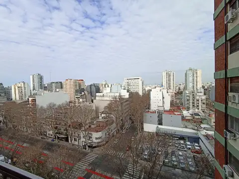 4 AMB C/ BALCON, 80 MTS TOT + BAULERA EN SUBSUELO, MUY LUMINOSO Y VENTILADO, EDIF. TORRE, EXC. UBICACIÓN