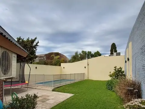 Casa en Venta con 3 cocheras