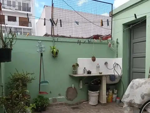 LINDO DEPTO DE 3½ AMB. CON PATIO EN BUEN ESTADO Y REGIA ZONA