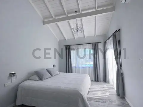 Casa en Alquiler con 2 cocheras