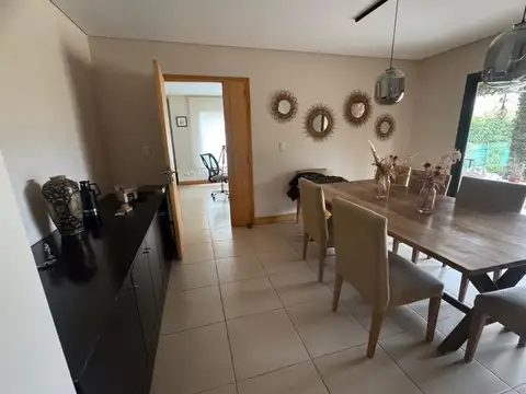 Casa 8 ambientes con 2 baños