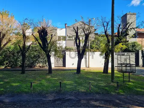Imperdible Propiedad en Gonnet. Confort, Calidad y Ubicación Privilegiada.