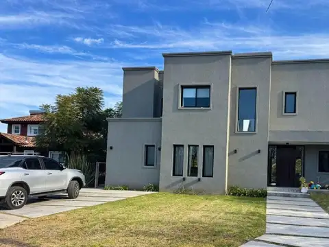 Casa en Venta en Los Sauces con Pileta