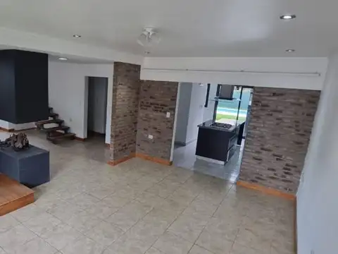 Casa 8 ambientes con 2 baños