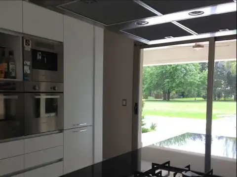 Casa en Alquiler con 6 cocheras