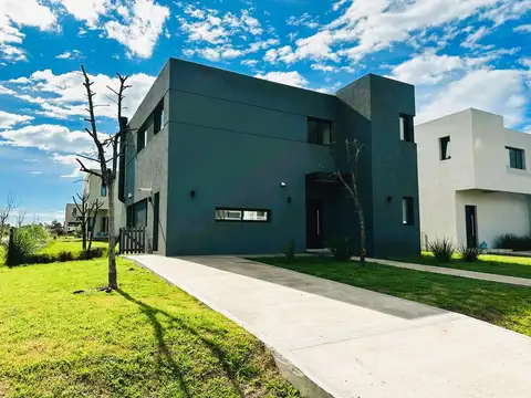 Casa Dúplex en alquiler de 4 ambientes en Barrio privado El Aljibe