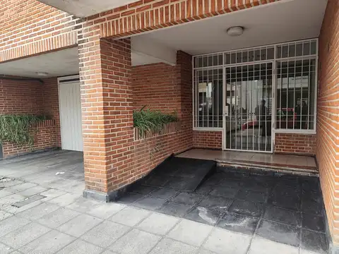 Venta Dpto. 3 amb con Balcon al frente y espacio guardacoche.