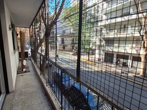 Hermoso 3 Ambientes con dependencias al frente con balcón corrido