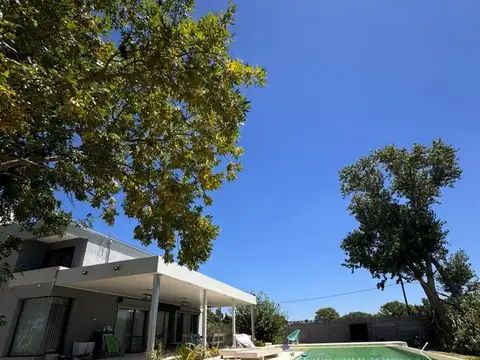 Casa en Venta con 3 cocheras