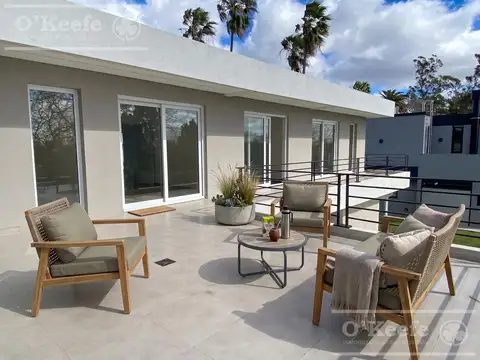 Casa en Alquiler con 2 cocheras