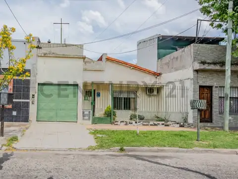 Venta Casa 2 Ambientes con cochera en Wilde – Lote Propio con Jardín, Patio y Terraza