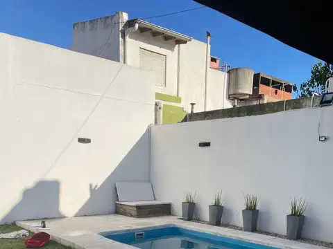 PH ENTRADA INDEPENDIENTE AL FRENTE CON GARAGE, FONDO PARQUIZADO PISCINA Y PARRILLA