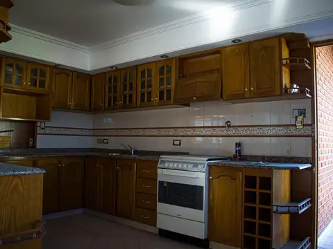 casa impecable estado con galpon