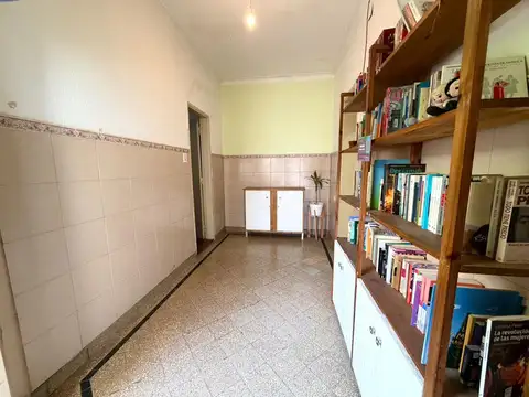 Gran casa de dos dormitorios cochera y patio