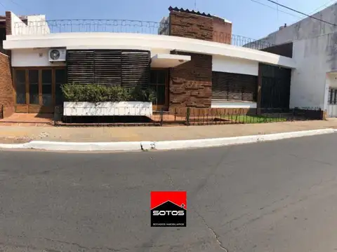 Hermosa Casa sobre calle España  al 1100- Corrientes
