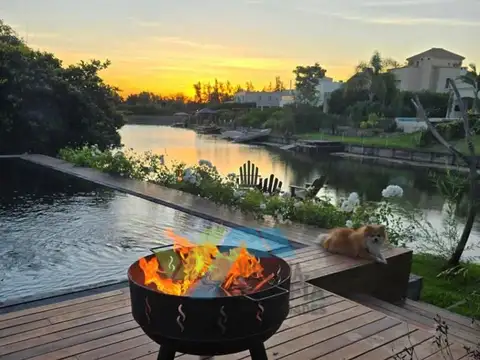 Casa 8 ambientes con 7 baños