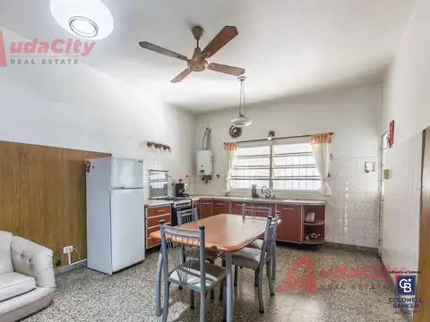 Casa 4 ambientes con 2 baños