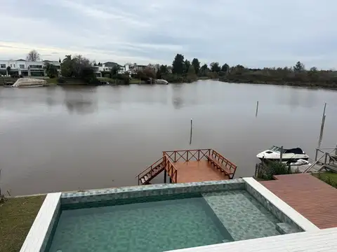 Casa en Venta con 6 cocheras