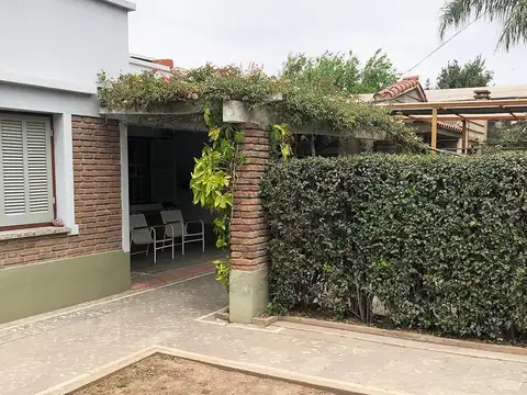Casa 6 ambientes con 2 baños