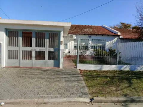 83 entre 12 y 12 Bis. Casa en venta de 3 dormitorios. Barrio Monasterio. La Plata.
