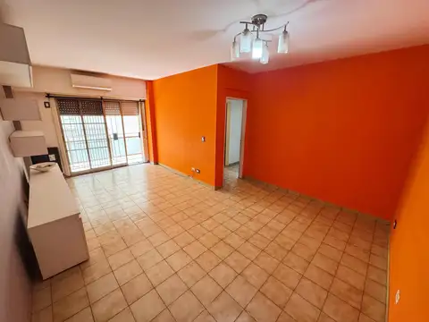 Departamento con cochera en alquiler tres ambientes