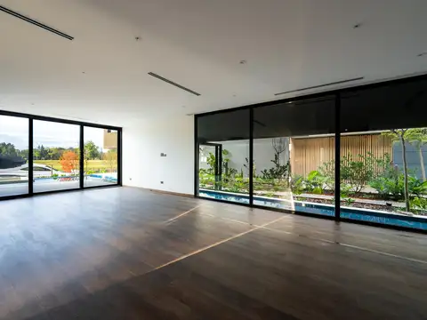 Casa en Alquiler con 2 cocheras