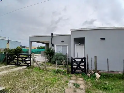 Casa en esquina, parque y pileta, Domselaar Chico