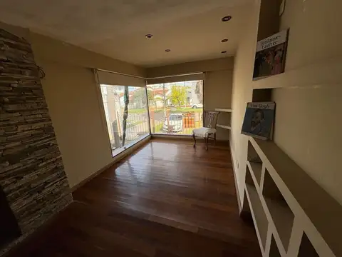 Casa 6 ambientes con 2 baños