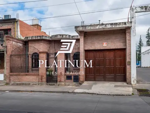 Casa en Venta en Bartolome Mitre 2600-4 Dormitorios- con cochera- Patio amplio