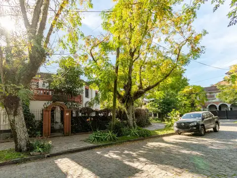 Antigua casa en venta con mucho encanto en pleno B° Parque Aguirre, Acassuso.