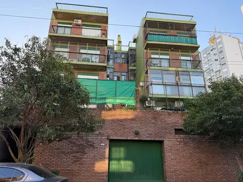 AMPLIO 3 AMBIENTES AL FRENTE CON COCHERA FIJA Y CUBIERTA