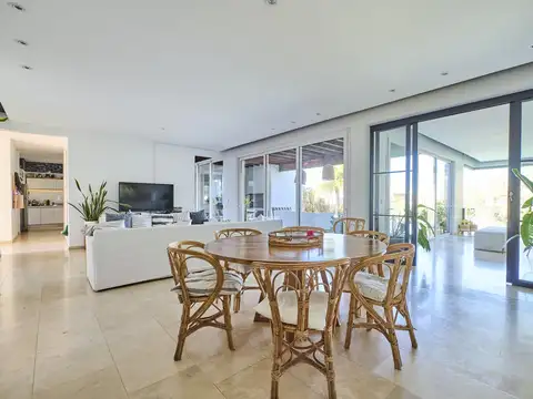 Casa 6 ambientes con 4 baños