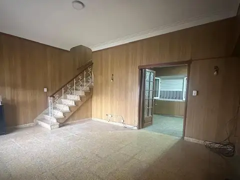 Oficinas en Alquiler con cochera y patio - Padre Dutto  al 200