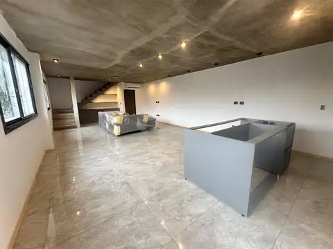 EN VENTA TRIPLEX 4 AMBIENTES A ESTRENAR CON JARDIN Y COCHERA, VILLA BALLESTER