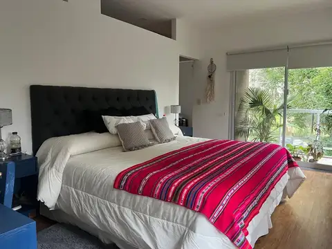 Casa 8 ambientes con 2 baños