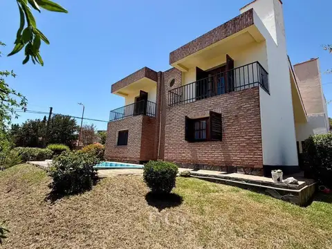 Casa 7 ambientes con 2 baños