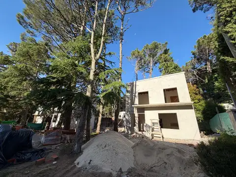 VENTA CASA EN OBRA , YA POR FINALIZAR,  TIPO DUPLEX  SOBRE AV. INTERBALNEARIA .ZONA RESIDENCIAL. TERCER PROYECTO  SIMILAR