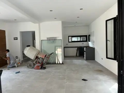 VENTA CASA EN OBRA , YA POR FINALIZAR,  TIPO DUPLEX  SOBRE AV. INTERBALNEARIA .ZONA RESIDENCIAL. TERCER PROYECTO  SIMILAR