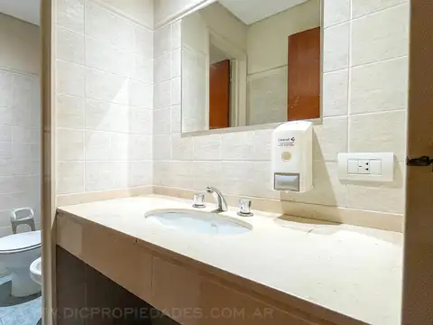 AV. DEL LIBERTADOR al 15600 entre VARELA JUA y DARIO RUBE