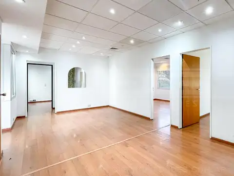 Oficina en Acassuso , en semipiso con varios despachos .