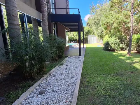 Casa 5 ambientes con 4 baños