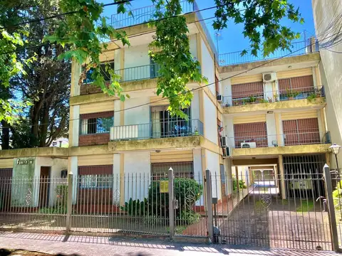 DEPARTAMENTO EN UNA MUY BUENA ZONA RESIDENCIAL, A 150 METROS DE LA PLAZA ALTE. BROWN Y A 50 MTS DE LAPLAZA CERRETTI.