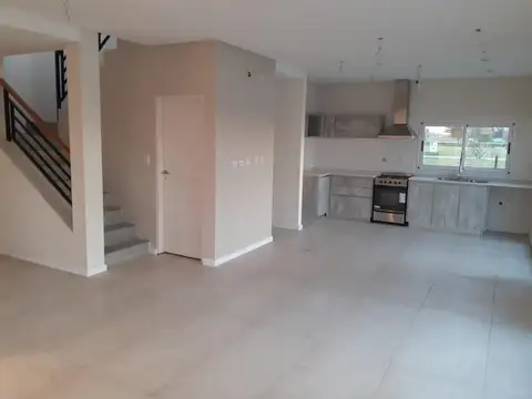 Casa a estrenar con Pileta/Playa humeda y vista a la Laguna