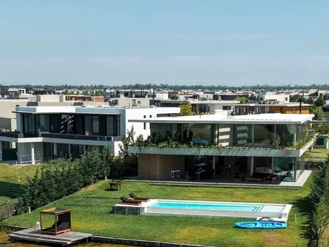 Casa en Venta con 6 cocheras