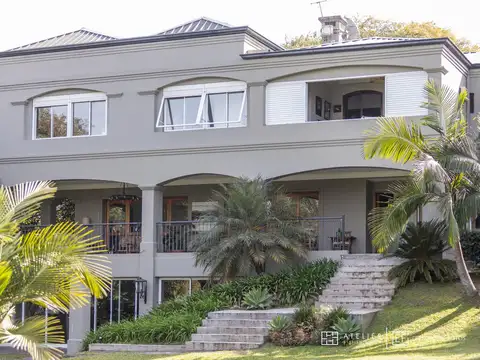 Casa en Venta con 3 cocheras